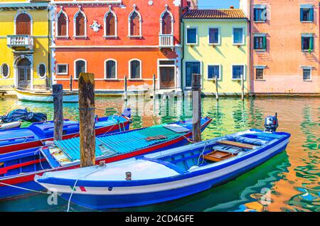 Canal d'eau étroit Vena avec des bateaux multicolores amarrés et des bâtiments colorés dans le vieux centre historique de la ville de Chioggia, région de Vénétie, Italie du Nord Banque D'Images