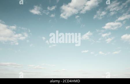 Beau ciel bleu avec des nuages blancs Banque D'Images