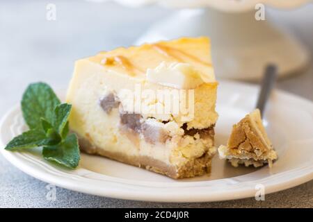 Cheesecake au caramel aux pommes et aux poires. Dessert d'automne. Banque D'Images