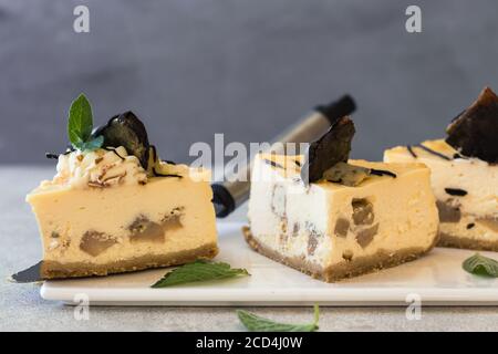 Cheesecake au caramel aux pommes et aux poires. Dessert d'automne. Banque D'Images