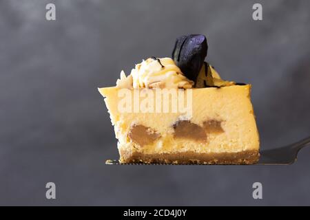 Cheesecake au caramel aux pommes et aux poires. Dessert d'automne. Banque D'Images