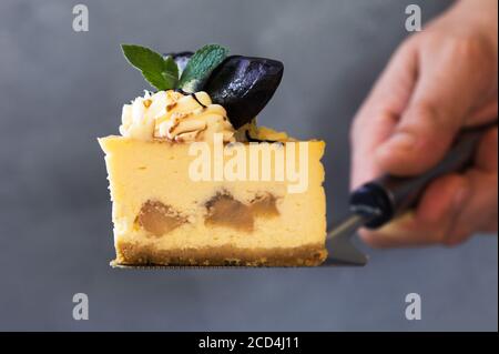 Cheesecake au caramel aux pommes et aux poires. Dessert d'automne. Banque D'Images