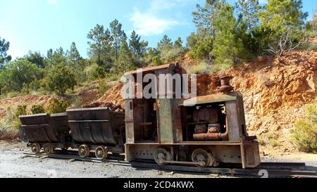 Vieux train de mine désutilisé. Île d'Elbe, Toscane, Italie. Banque D'Images