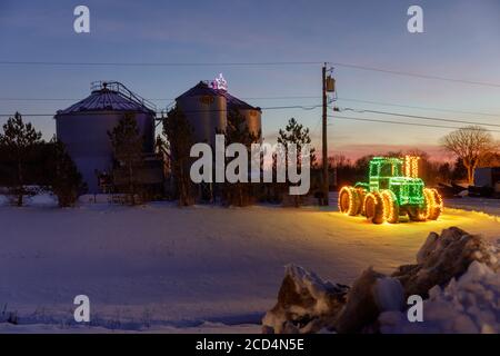 Un tracteur agricole décoré de lumières de Noël dans le comté d'Oneida, dans l'État de New York. Banque D'Images