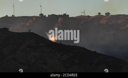 Opérations de lutte contre les incendies de forêt. Canadair au travail. Calabre, Italie. 2020. Banque D'Images