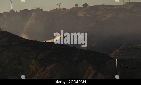 Opérations de lutte contre les incendies de forêt. Canadair au travail. Calabre, Italie. 2020. Banque D'Images