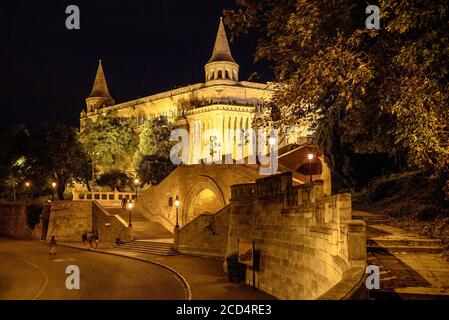 Bastion des pêcheurs dans le quartier du château de Buda en été nuit Banque D'Images