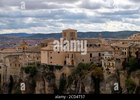 Maisons pendues dans la ville de Cuenca, Espagne. Maisons touristiques construites sur les rochers d'une falaise. Banque D'Images