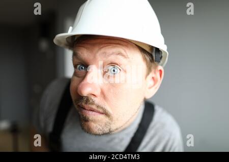 L'homme surpris dans le casque regarde de près et écoute Banque D'Images