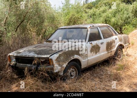 un vieux ford cortina corrodé et rouillé sur le côté de la route à zakynthos, zante, grèce. Banque D'Images