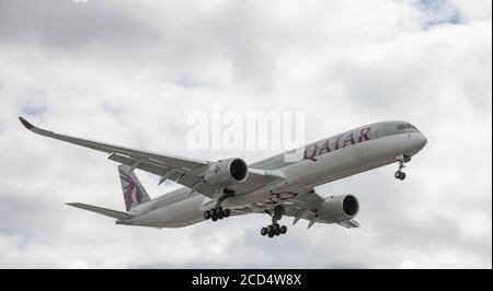 Aéroport de Heathrow, Londres, Royaume-Uni. 26 août 2020. Qatar Airways Airbus A350 A7-ANK de Doha sur l'approche de la piste 27L à Heathrow par vent de rafales. La pandémie COVID-19 a vu l'industrie aérienne s'affadre dans le monde entier, avec environ 11% des passagers à Heathrow en juillet 2020 par rapport au même mois en 2019, et environ 25% des mouvements de trafic aérien à Heathrow en juillet 2020 par rapport à juillet 2019. Crédit: Malcolm Park/Alay. Banque D'Images