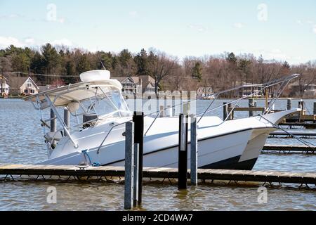 bateau en catamaran blanc coulant dans le port de plaisance Banque D'Images