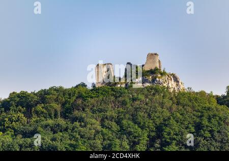 Château de Sirocci en forêt. Ruine du château gothique dans le sud de la moravie, République tchèque de Palava Banque D'Images