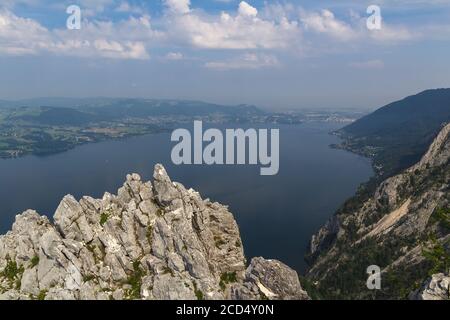 Lac de Traunsee avec montagne des alpes et ville de Gmunden de la colline Kleiner Schonberg. Paysage autrichien Banque D'Images