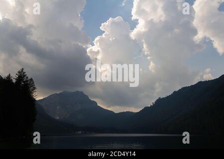 Ciel spectaculaire sur le lac Vorderer langbathsee dans la montagne Alp en Autriche Banque D'Images