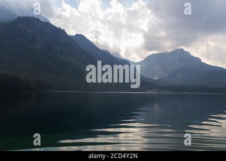 Beau soleil sur le lac de Vorderer langbathsee en Autriche Alp montagne Banque D'Images