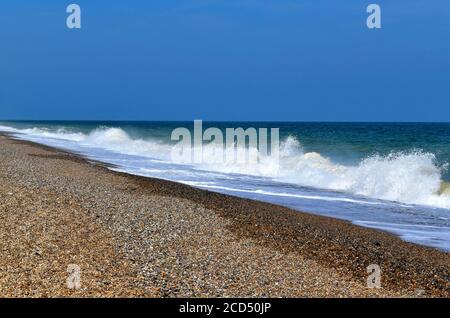 Vagues sur la plage de galets de Blakeney point. Banque D'Images