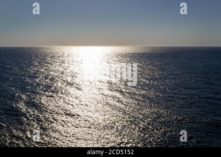 Coucher de soleil sur la mer, réflexion de lumière sur l'eau Banque D'Images