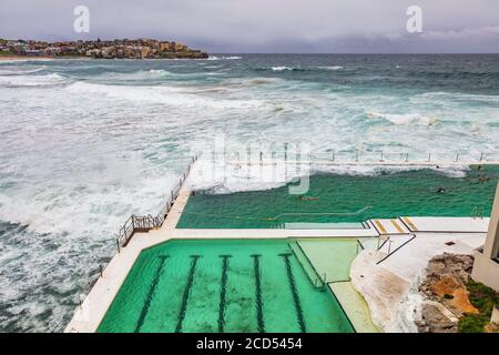 Piscine de plage de Sydney Bondi. Australie voyage. L'océan surlonge une célèbre attraction touristique populaire sur la côte Banque D'Images