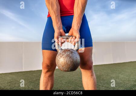 Kettlebell haltérophilie homme haltérophilie poids crossfit à la salle de sport extérieure pour l'entraînement de jambes de squat Banque D'Images