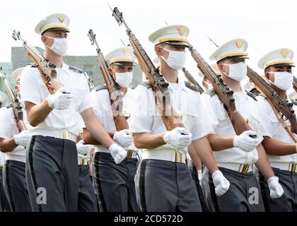 Les cadets de l'Académie militaire des États-Unis portant un masque d'EPI rejoignent la classe de 2024, corps des cadets lors du défilé de la journée d'acceptation sur la plaine le 15 août 2020 à West point, New York. Banque D'Images