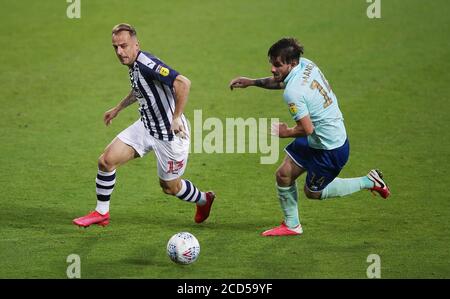 Kamil Grosicki (à gauche) de West Bromwich Albion passe devant Ryan Manning des Queens Park Rangers lors du match de championnat Sky Bet aux Hawthorns, West Bromwich. Banque D'Images