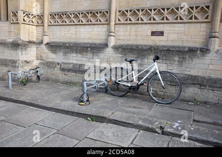 2020 août - vélo Lone verrouillé dans une zone de stationnement vide pour vélos de rue. Banque D'Images