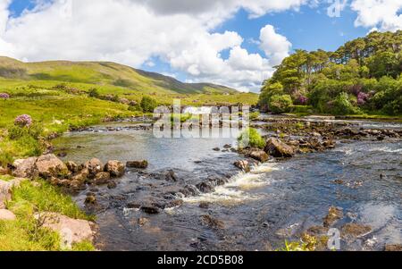 Paysage de montagne avec la rivière Erriff, Ashleigh Falls, comté de Mayo, Irlande Banque D'Images