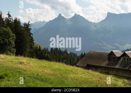 Vue sur la montagne Dent de Broc et la vieille ferme suisse, Suisse Banque D'Images