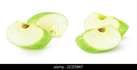 Coins de pomme isolés. Deux tranches de pommes vertes Granny Smith isolées sur fond blanc Banque D'Images
