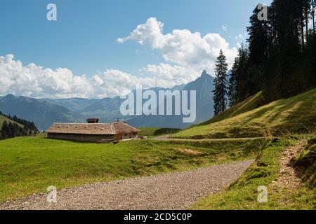 Vue sur la montagne Dent de Broc depuis un sentier de randonnée, en Suisse Banque D'Images