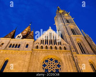 Vue à angle bas de la façade de l'église, Eglise Matthias, Buda, Budapest, Hongrie Banque D'Images