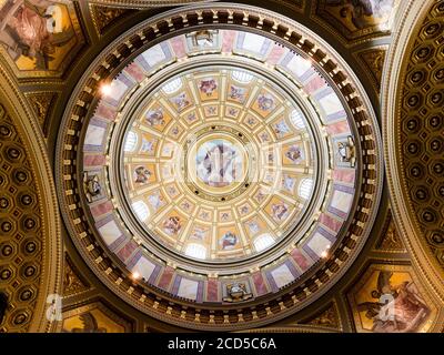 Vue sur le dôme depuis l'intérieur de la basilique Saint-Stephan, Budapest, Hongrie Banque D'Images