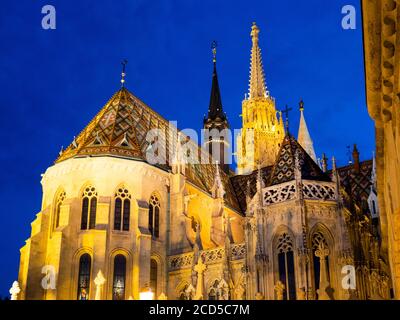 Vue à angle bas de l'église Matthias, Buda, Budapest, Hongrie Banque D'Images