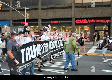 21 août 2020 - NYC Mars pour les morts! Luttez pour les vivants ! Brooklyn NY. USA membre de la communauté s'est réuni pour se souvenir de plus de 150,000 Américains qui ont perdu la vie à COVID-19. Il y a des grands-parents, nos parents, nos frères et sœurs, nos enfants, nos voisins et nos amis. Le 21 août, ils ont marché pour pleurer ceux qui sont chers qui sont passés, et s'engagent à combattre en leur honneur pour empêcher plus de mort et de souffrance. Mars pour les morts. Luttez pour les vivants. Elle a commencé par un rallye au Barclay Center de Brooklyn, après quoi le groupe a défilé sur le pont de brooklyn. Marque de crédit Apollo/Alamy Banque D'Images