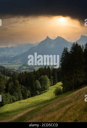 Soleil matinal et vue sur la montagne Dent de Broc depuis un sentier de randonnée, en Suisse Banque D'Images
