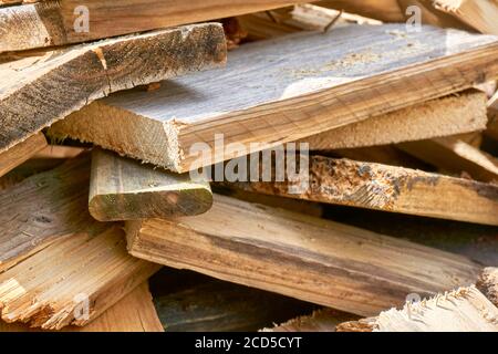 Gros plan d'une pile de planches de bois d'occasion. Déchets de bois de fond, déchets de bois. Banque D'Images