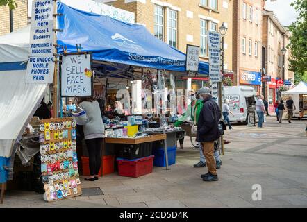 Staines-upon-Thames, Surrey, Royaume-Uni. 26 août 2020. Une journée chargée pour les commerçants vendant une gamme de masques au marché hebdomadaire de Staines-upon-Thames aujourd'hui. Crédit : Maureen McLean/Alay Banque D'Images