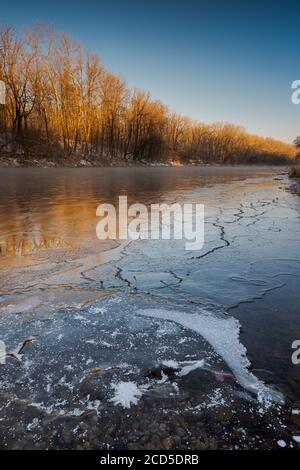 Rive de la rivière Isar près de Garching en Bavière par beau temps d'hiver avec glace, arbres et neige Banque D'Images