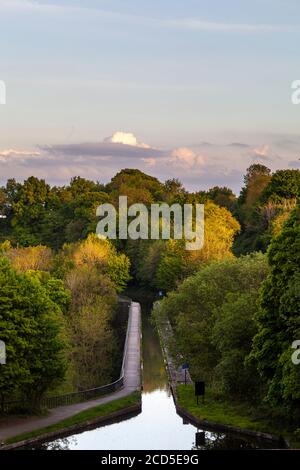 L'aqueduc de Chirk, qui fait partie du réseau du canal de Llangollen, traverse la frontière entre l'Angleterre et le pays de Galles Banque D'Images