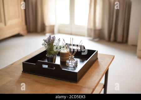 articles décoratifs sur une table basse à l'intérieur d'un éclairage naturel chambre Banque D'Images