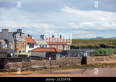 Le front de mer à Elie avec le pub Ship Inn juste sur l'eau, Elie, Fife, Écosse. Banque D'Images