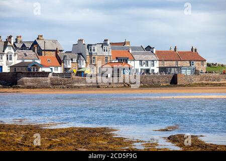 Le front de mer à Elie avec le pub Ship Inn juste sur l'eau, Elie, Fife, Écosse. Banque D'Images