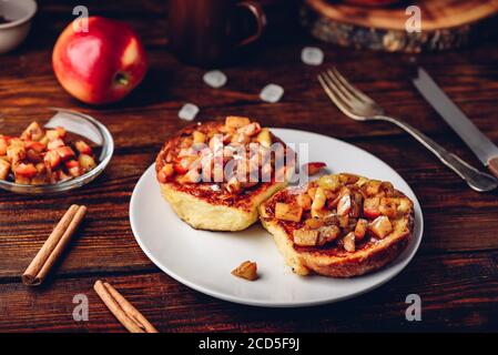 French toasts avec pommes caramélisées Banque D'Images