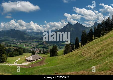 Vue sur la montagne Dent de Broc depuis un sentier de randonnée, Gruyere, Suisse Banque D'Images