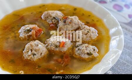 Assiette à gros plan avec soupe de boulettes de viande roumaines traditionnelles (ciorba de perisoare) Banque D'Images