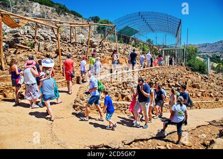 Visiteurs dans le parc Amazonas, zoo entre le village de Neapolis et Kourounes, municipalité d'Agios Nikolaos, Lassithi, Crète, Grèce. Banque D'Images