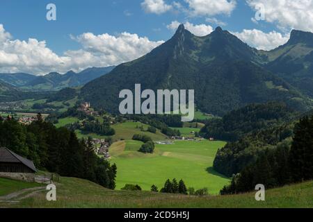 Vue sur la montagne Dent de Broc, Gruyère, Suisse Banque D'Images