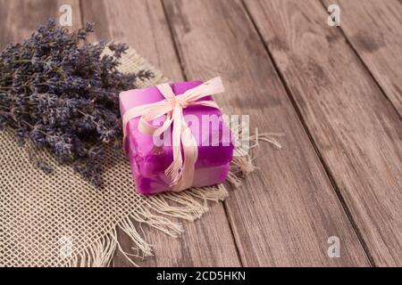 Barres de savon naturel fait main avec extrait de lavande et fleurs de lavande sur fond de bois naturel avec copyspace. Soins spa à la maison. Naturel Banque D'Images
