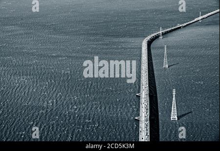 Vue sur le pont au-dessus de la baie, baie de San Francisco, Californie, États-Unis Banque D'Images